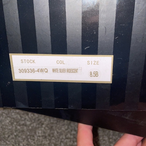 Vintage Victorias Secret pointed toe heel. Size 8US, white silver iridescent - Picture 2 of 2